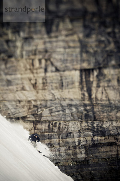 Ein männlicher Hinterland Skier steigt 3/4-Couloir im Frühjahr Zeit Bedingungen  Moraine Lake  Banff Nationalpark  Alberta  Kanada