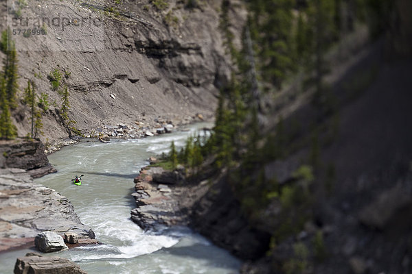 Ein männlicher Kanute Verschluesse des Big Horn River Nordegg  Alberta  Kanada