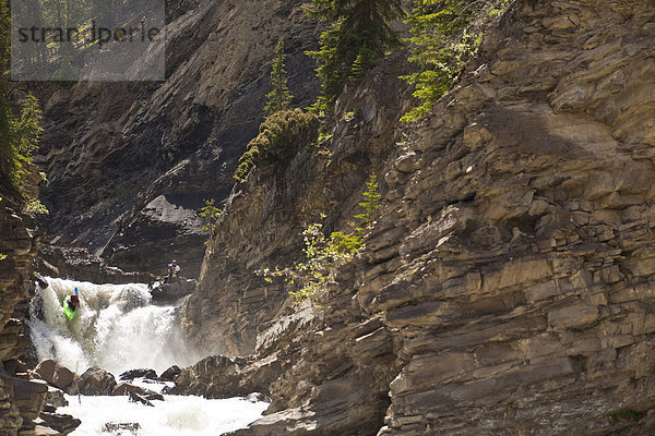 Ein männlicher Kanute Blasten durch einen Wasserfall auf der Big Horn River  Nordegg  Alberta  Kanada