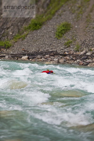 Geschwindigkeit weiß hoch oben Fluss Paddel Kajakfahrer rauh Kootenay Nationalpark British Columbia Kanada