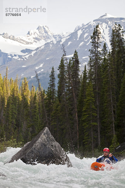Ein Mann genießen die Wildwasser des Flusses Mystia  Banff Nationalpark  Alberta  Kanada
