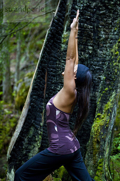 Eine Frau übt Yoga nahe dem Clearwater River  Clearwater  Britisch-Kolumbien  Kanada