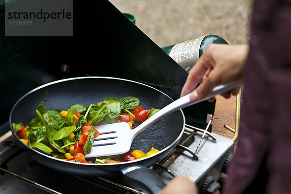 Machen eine Omelete beim camping im Norden Thompson Provincial Park  Clearwater  Britisch-Kolumbien  Kanada