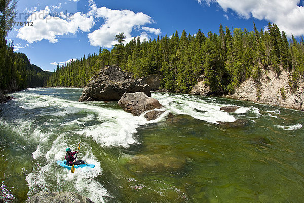 Eine junge Frau Verschluesse eins der vielen Surf Wellen am Clearwater River  Clearwater  Britisch-Kolumbien  Kanada