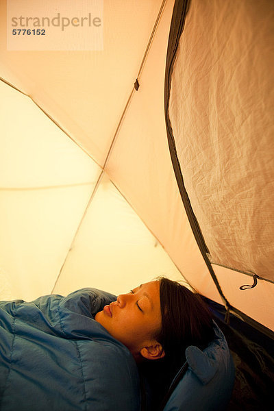 Eine junge Frau wacht beim camping in Jasper Provincial Park  Alberta  Kanada