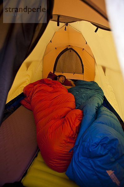 Eine junge Frau aufwachen beim camping in Jasper Provincial Park  Alberta  Kanada