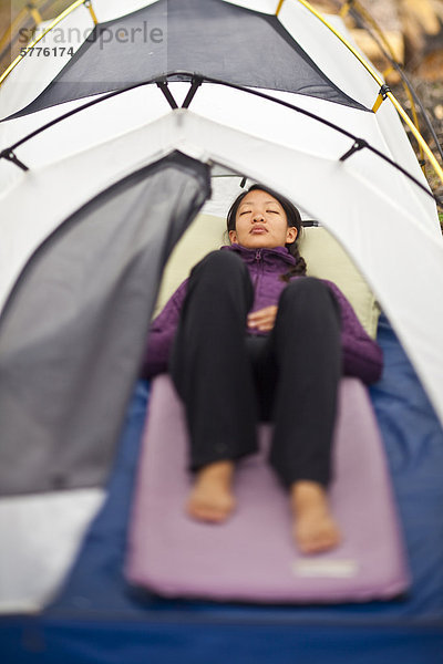 Eine Frau nimmt ein Nickerchen während camping in Jasper Nationalpark  Alberta  Kanada