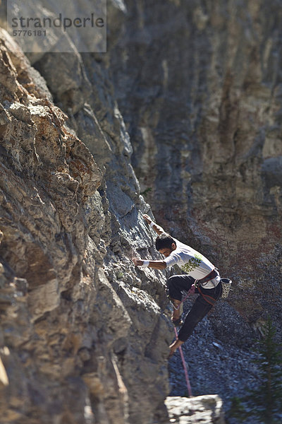 Ein männlicher Rockclimber Klettern am Echo Canyon  Canmore  Alberta  Kanada