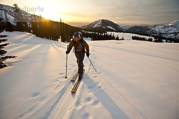 Ein junger Mann-Felle oben am frühen Morgen Ansatz in den Monashee Mountains  British Columbia  Kanada