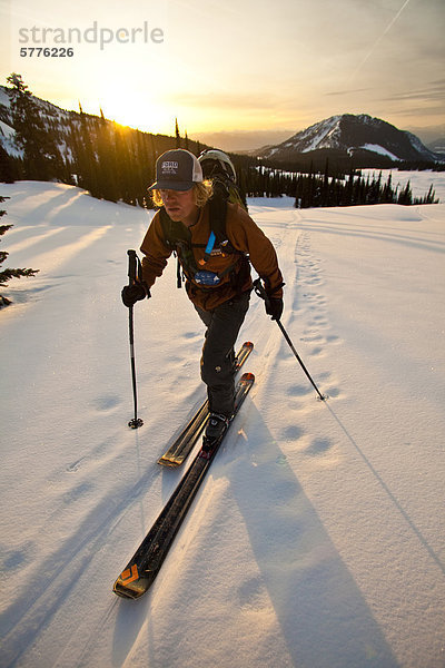 Ein junger Mann-Felle oben am frühen Morgen Ansatz in den Monashee Mountains  British Columbia  Kanada