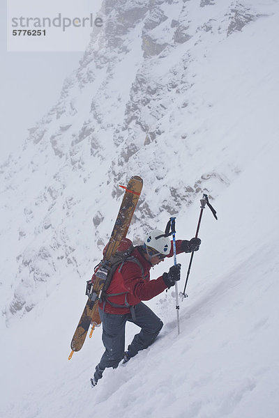 Ein Mann mittleren Alter Bootpacks  der berühmte Aemmer-Coulior auf Mt Tempel  Lake Louise  Banff Nationalpark  Alberta  Kanada