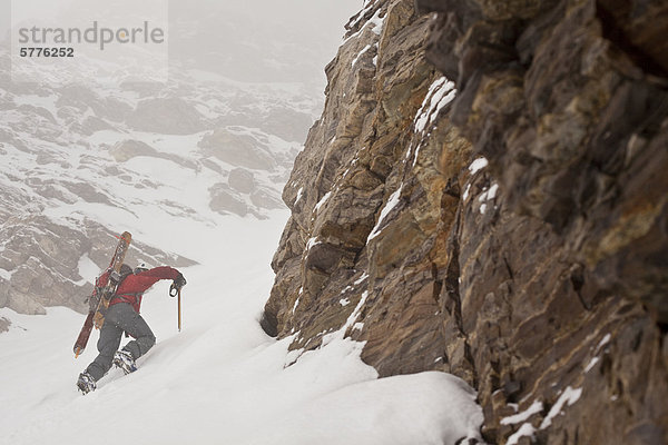 Ein Mann mittleren Alter Bootpacks  der berühmte Aemmer-Coulior auf Mt Tempel  Lake Louise  Banff Nationalpark  Alberta  Kanada