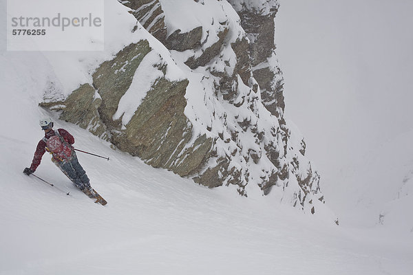 Eine Mitte  die im Alter von männlichen Hinterland Skifahrer bereitet sich auf Tele ski der berühmten Aemmer-Coulior auf Mt Tempel  Lake Louise  Banff Nationalpark  Alberta  Kanada