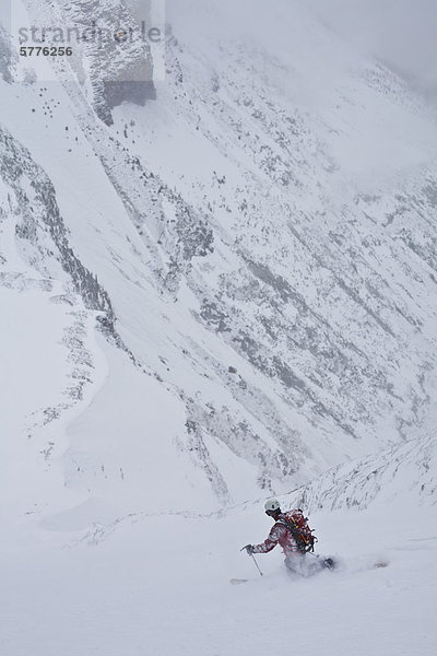 Ein männlicher Hinterland Skifahrer Tele Skier der berühmten Aemmer-Coulior auf Mt Tempel  Lake Louise  Banff Nationalpark  Alberta  Kanada