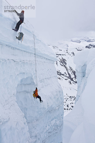 Bergsteigen Rettung Mann Stärke üben Ski 2 Kanada Kurs Gletscherspalte