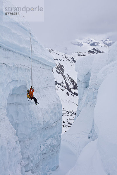 Bergsteigen Rettung Mann Stärke üben Ski Kurs Gletscherspalte
