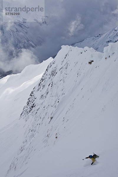 Ski Skifahrer unbewohnte entlegene Gegend Lawine Hang steil