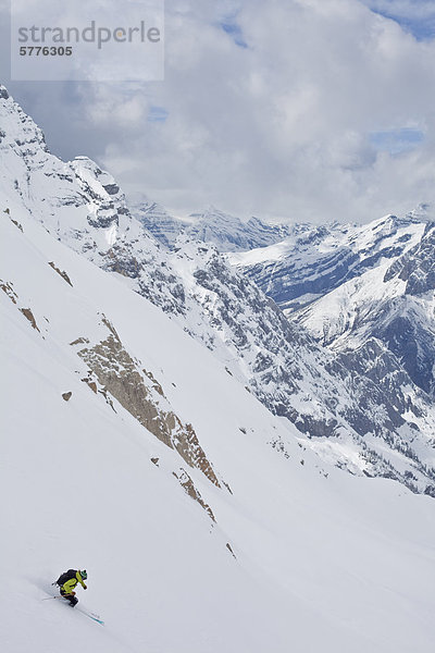 Ski  Skifahrer  Gesichtspuder  unbewohnte  entlegene Gegend  British Columbia  Kanada  steil