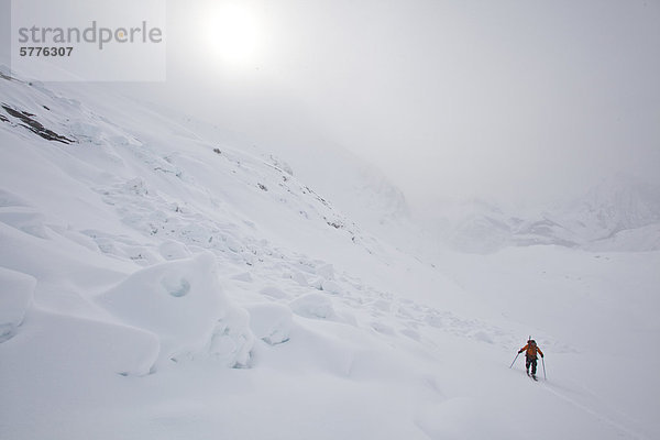 nahe Hütte Mann Reise Tagesausflug Ski unbewohnte entlegene Gegend Trümmer Rocky Mountains Lawine kanadisch alt