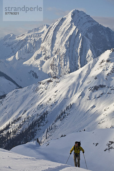 nahe Hütte Mann Reise Tagesausflug Ski unbewohnte entlegene Gegend Rocky Mountains kanadisch