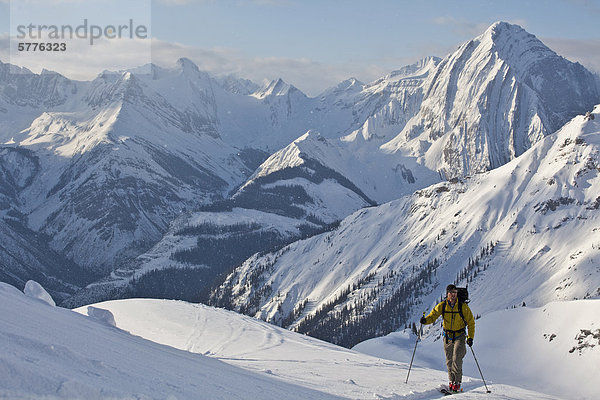 nahe Hütte Mann Reise Tagesausflug Ski unbewohnte entlegene Gegend Rocky Mountains kanadisch