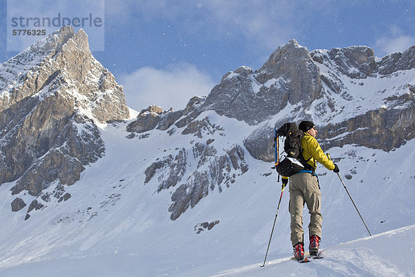 nahe Hütte Mann Reise Tagesausflug Ski unbewohnte entlegene Gegend Rocky Mountains kanadisch