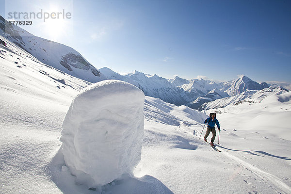 nahe Hütte Mann Reise Tagesausflug Ski unbewohnte entlegene Gegend Rocky Mountains kanadisch