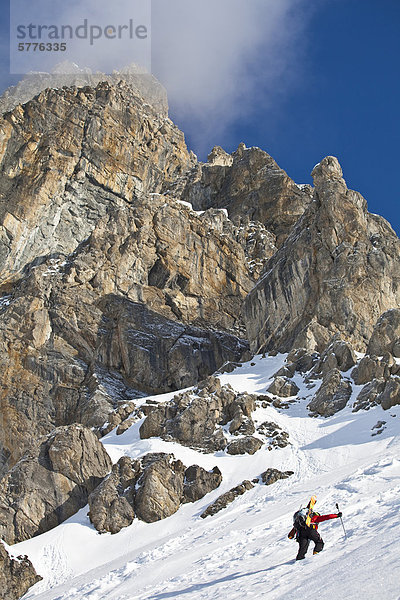 hoch oben Skifahrer Berg unbewohnte entlegene Gegend steil