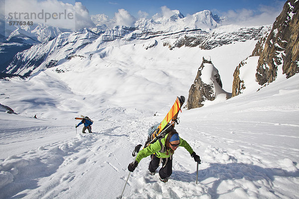 hoch  oben  Ski  unbewohnte  entlegene Gegend  2  Seitenansicht  British Columbia  Kanada  steil