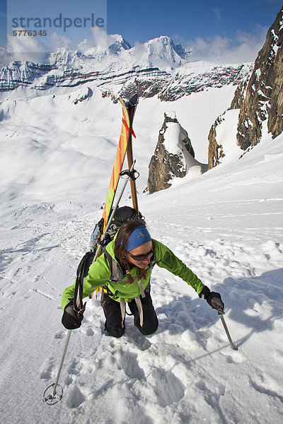 hoch oben nahe Hütte Skifahrer Reise Ski unbewohnte entlegene Gegend Rocky Mountains kanadisch Hang steil