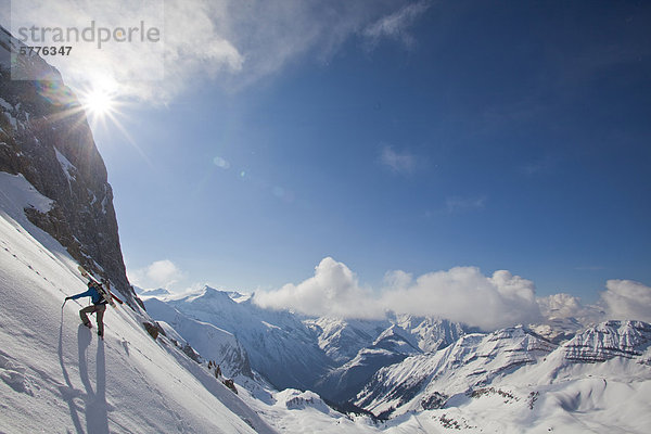 Bergsteiger hoch oben Ski Freisteller Hang steil