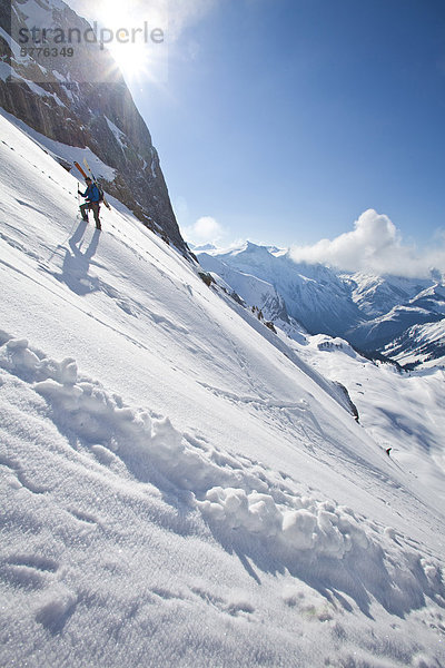 Bergsteiger hoch oben Ski Freisteller Hang steil