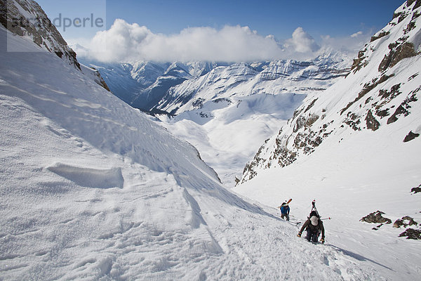 hoch  oben  Ski  unbewohnte  entlegene Gegend  2  Seitenansicht  British Columbia  Kanada  steil