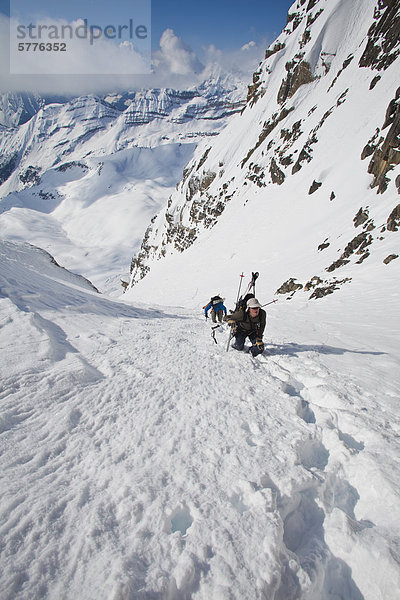 hoch  oben  Ski  unbewohnte  entlegene Gegend  2  Seitenansicht  British Columbia  Kanada  steil