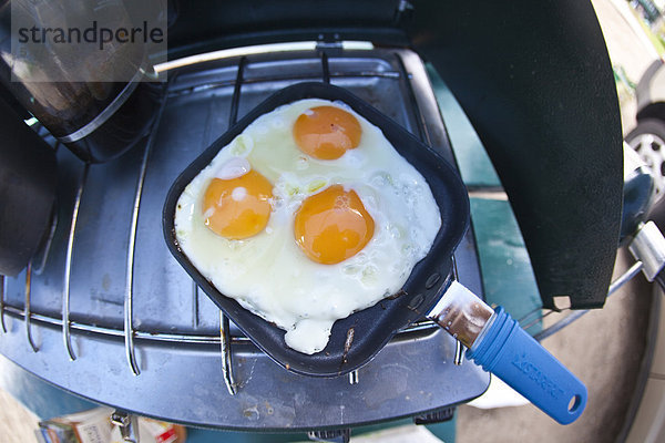 Eier zum Frühstück während auf einem Campingplatz in Penticton  Britisch-Kolumbien  Kanada