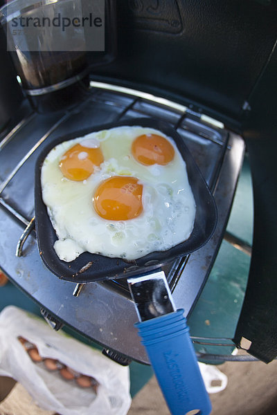 Eier zum Frühstück während auf einem Campingplatz in Penticton  Britisch-Kolumbien  Kanada