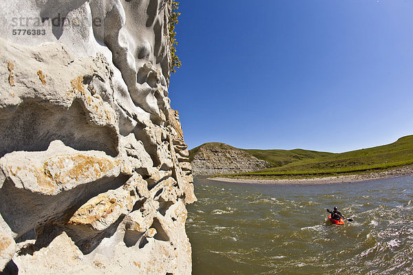 Wildwasser Paddler Paddeln vorbei cool Sandstein-Felsformationen entlang der St. Mary's River  Alberta  Kanada