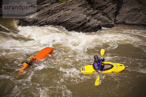 Ein männlicher Kanute schwimmt nach ertappt in einem schnellen auf der Highwood River  Alberta  Kanada