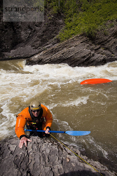 Ein männlicher Kanute schwimmt nach ertappt in einem schnellen auf der Highwood River  Alberta  Kanada