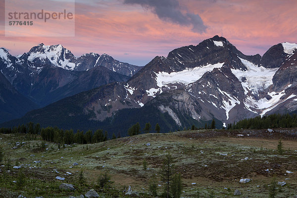 Sonnenaufgang über der MacBeth-Gruppe von Monica Wiesen  Purcell Mountains  British Columbia  Kanada