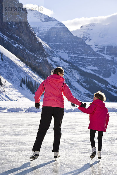 Mutter und Tochter Eislaufen am Lake Louise  Banff Nationalpark  Alberta  Kanada.