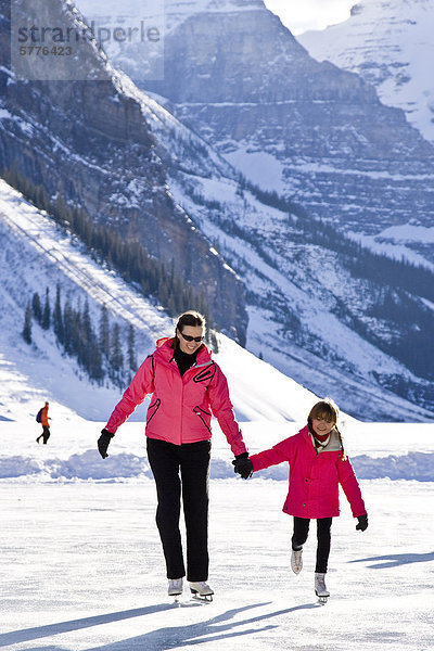 Mutter und Tochter Eislaufen am Lake Louise  Banff Nationalpark  Alberta  Kanada.