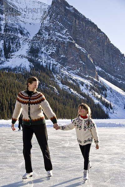 Mutter und Tochter Eislaufen am Lake Louise  Banff Nationalpark  Alberta  Kanada.