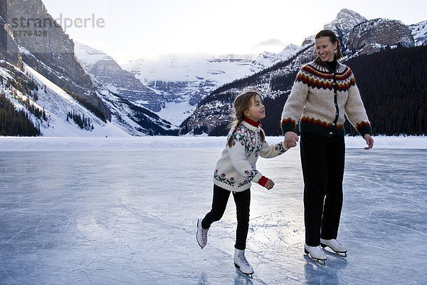 Mutter und Tochter Eislaufen am Lake Louise  Banff Nationalpark  Alberta  Kanada.
