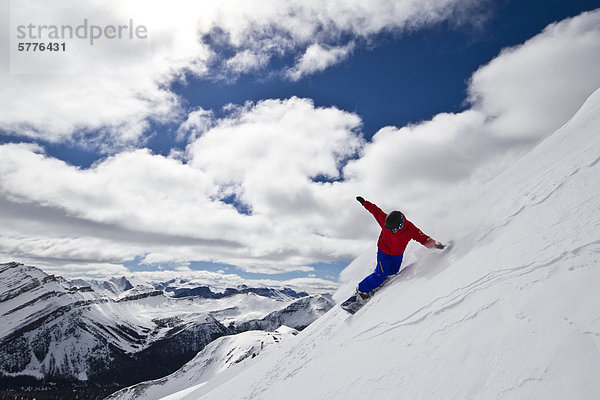 Junger Mann Snowboarden am Resort in Lake Louise  Banff Nationalpark  Alberta  Kanada.