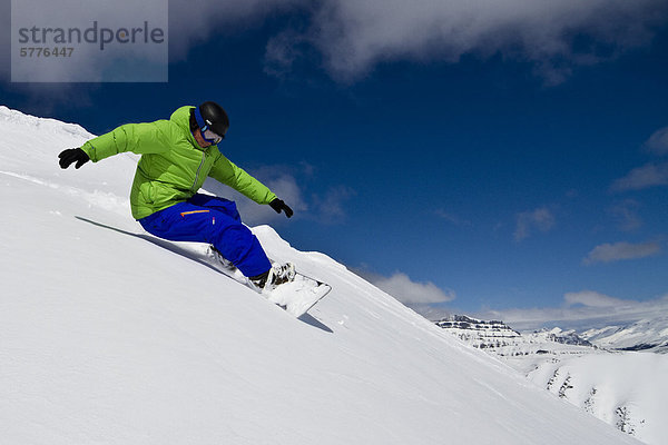 Junger Mann Snowboarden am Resort in Lake Louise  Banff Nationalpark  Alberta  Kanada.