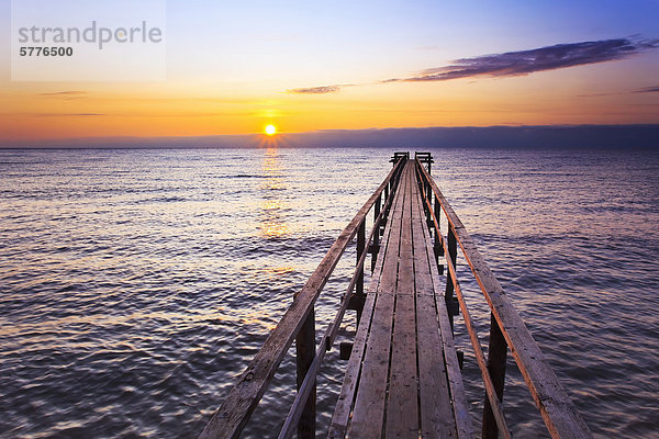 Pier am Lake Winnipeg bei Sonnenaufgang  Matlock  Manitoba  Kanada.