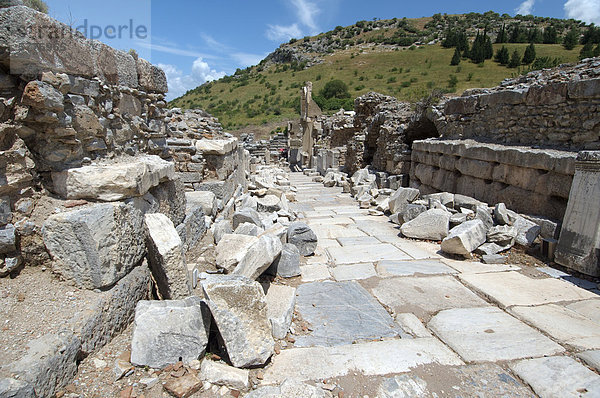 Römische Straße  antike Stadt Ephesos  Efes  Türkei  Westasien