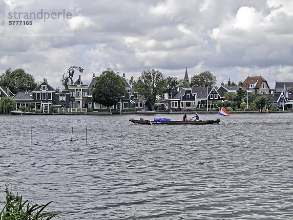 Historischen Dorf von Zaanstad am Fluss Zaan nahe der Open Air Museum der Zaans Schans in North Hollad  Holland
