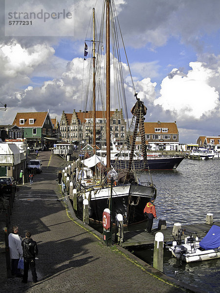 Hafen von Volendam in Nordholland  Holland  Niederlande